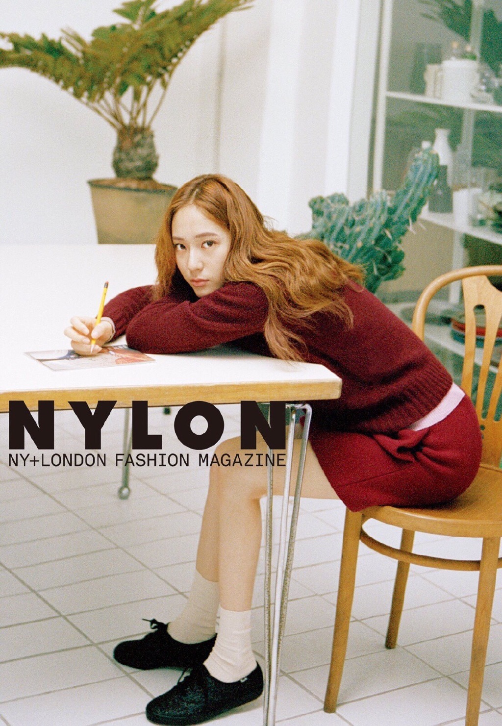 郑秀晶登上NYLON韩国版封面演绎文艺女青年的日常[4]