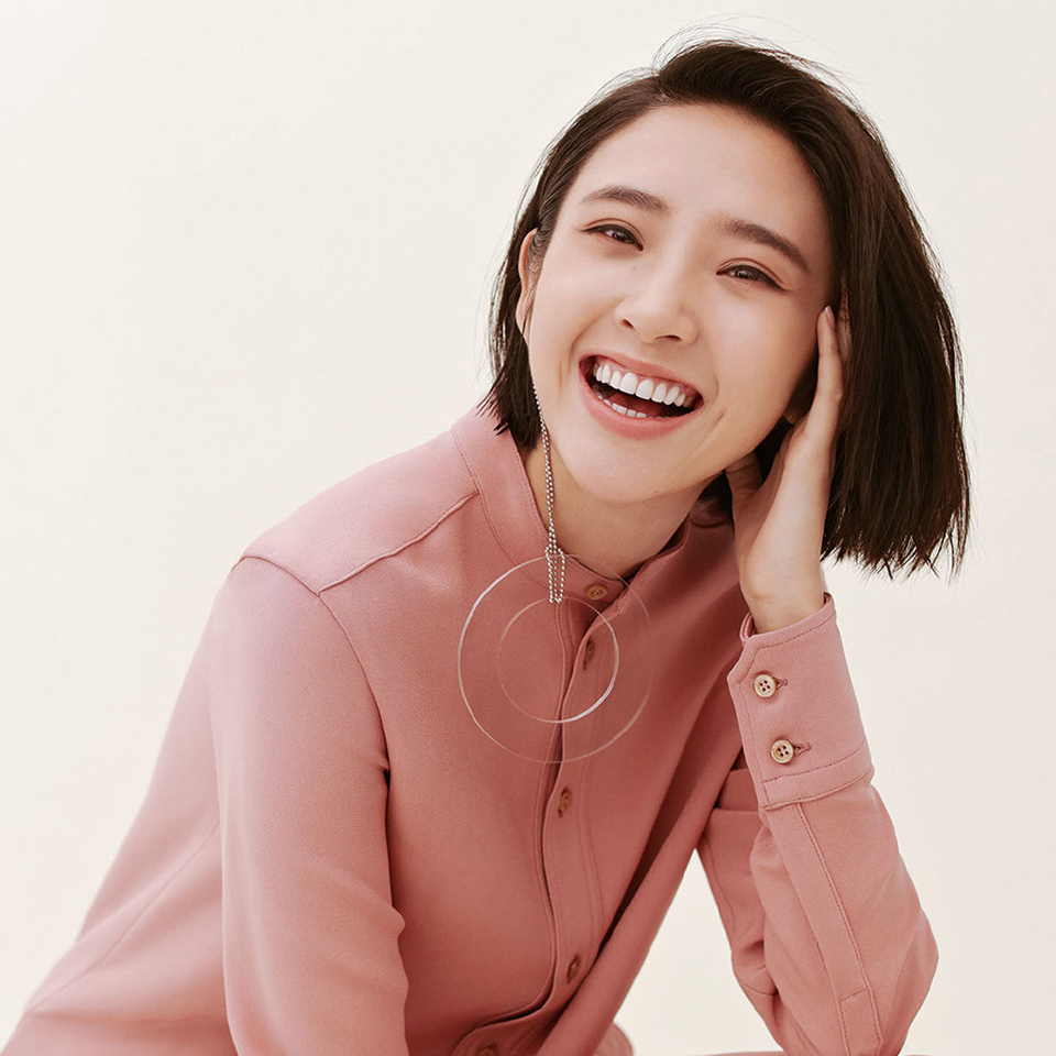 短发女星唐艺昕清新笑容写真[2]