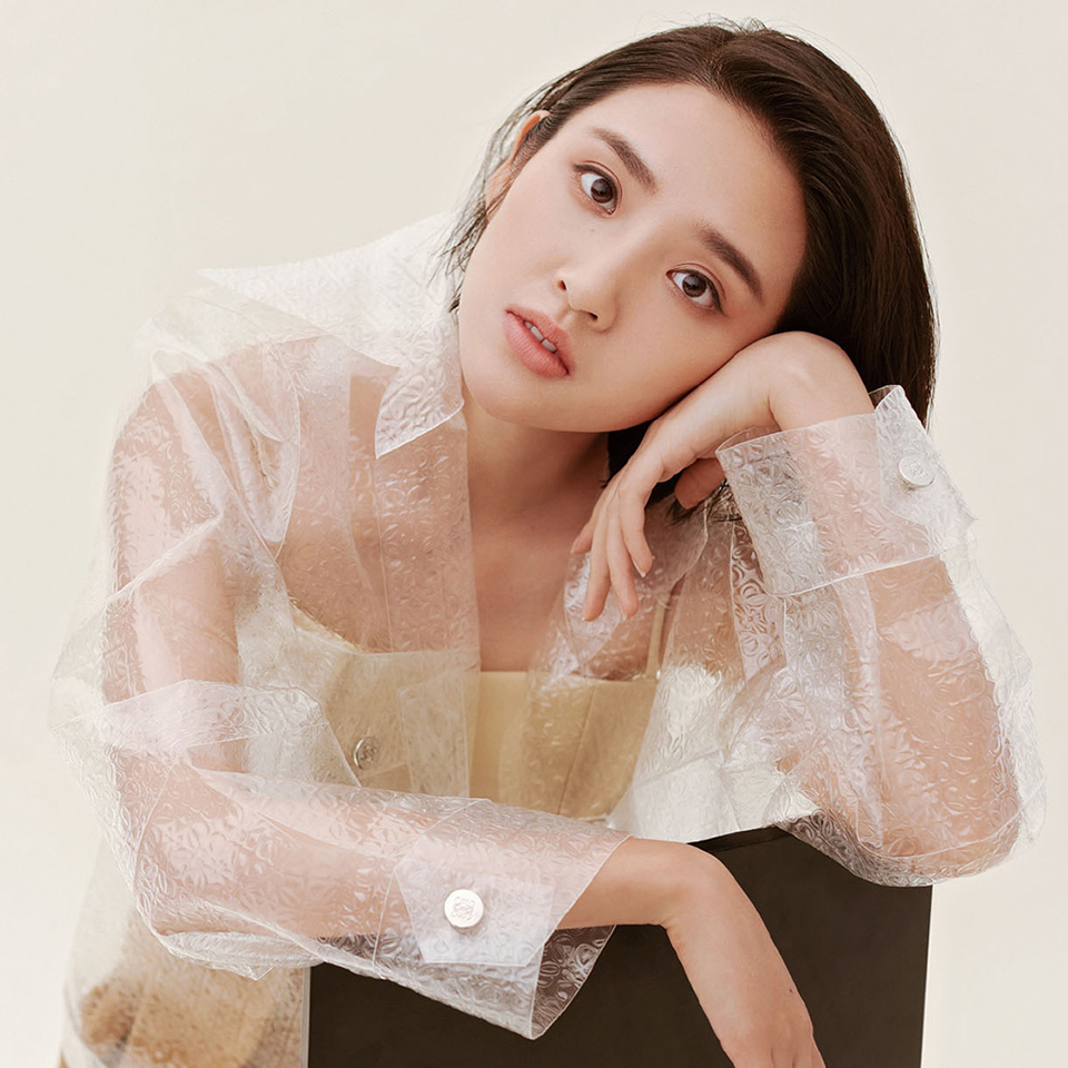 短发女星唐艺昕清新笑容写真[3]