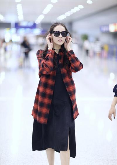 迪丽热巴秀时尚衣品清新俏丽女人味