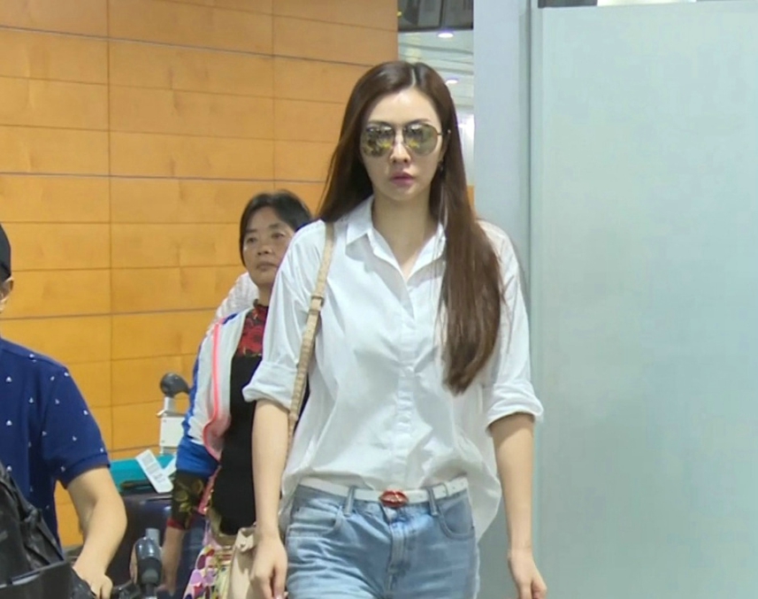 熊黛林公布结婚喜讯后亮相机场 面带笑容气场足[3]