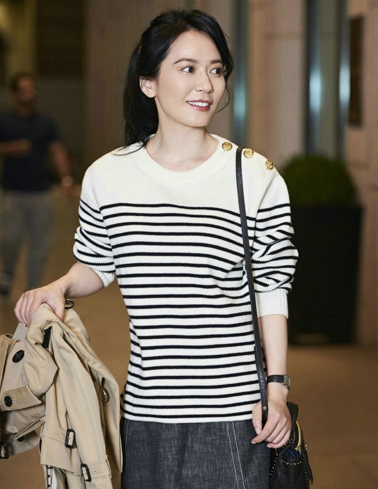 冻龄女神俞飞鸿条纹针织衫黑色Mini手袋修长长腿[6]