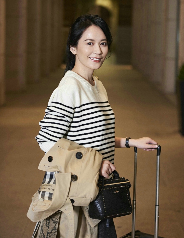冻龄女神俞飞鸿条纹针织衫黑色Mini手袋修长长腿[7]