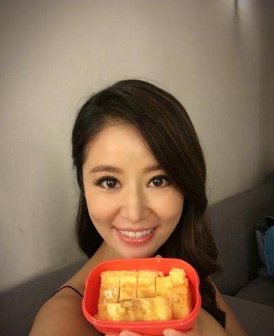 林心如晒出吃货照 扎丸子头素颜还是这么漂亮