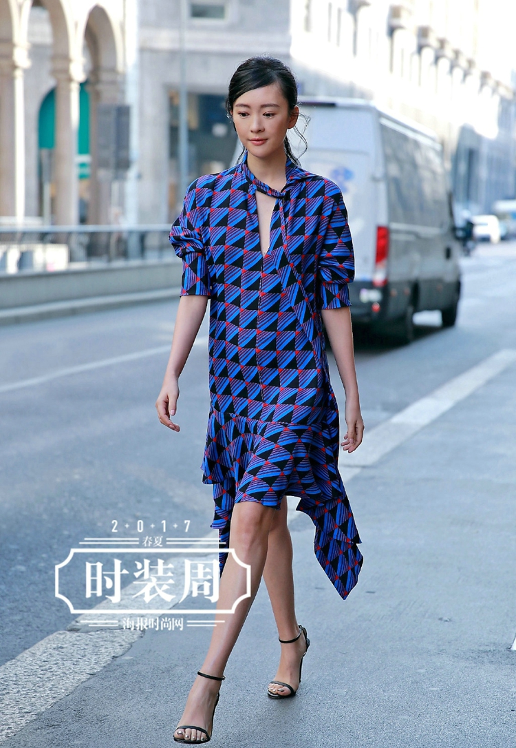 童瑶颜色清新的不规则蓝色短裙少女气息十足[2]