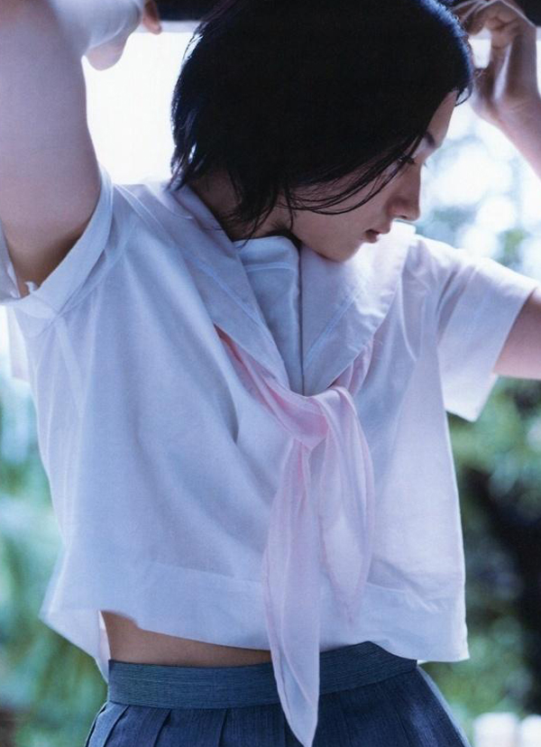 日本女星户田惠梨香水手服清纯魅惑写真[2]