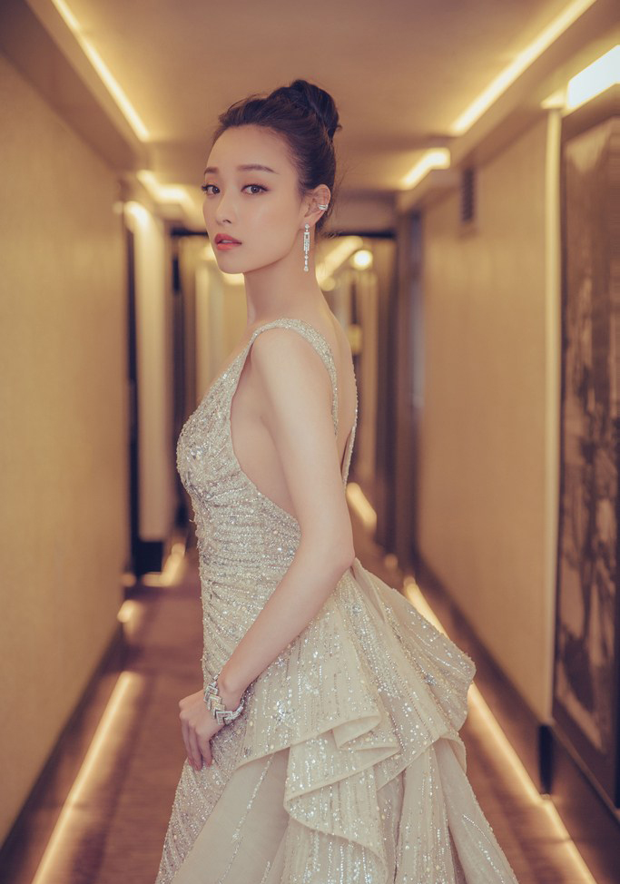 倪妮抹胸小露乳沟玩性感高贵时尚备战戛纳[4]