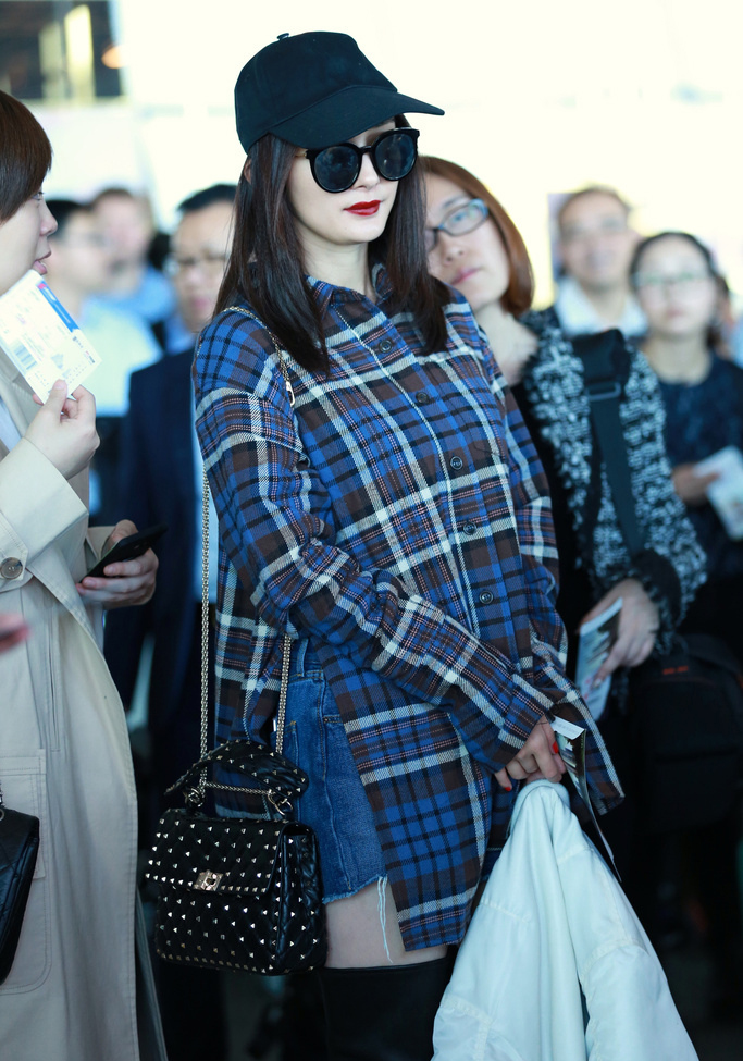 私服女王机场秀杨幂格子衫高筒靴风情万种[4]