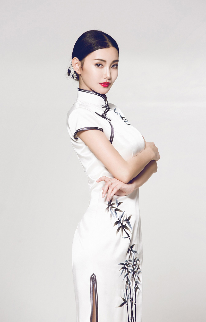 童菲又穿上婚纱中西风格尽显女神气质[3]