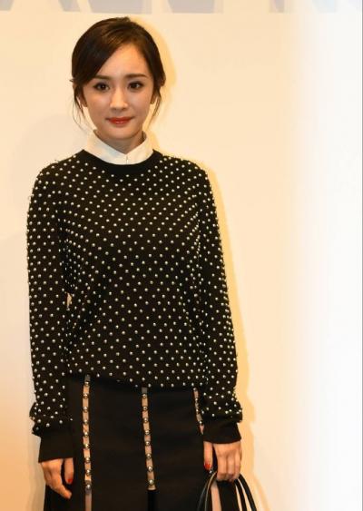 杨幂着布条裙优雅亮相美腿抢镜