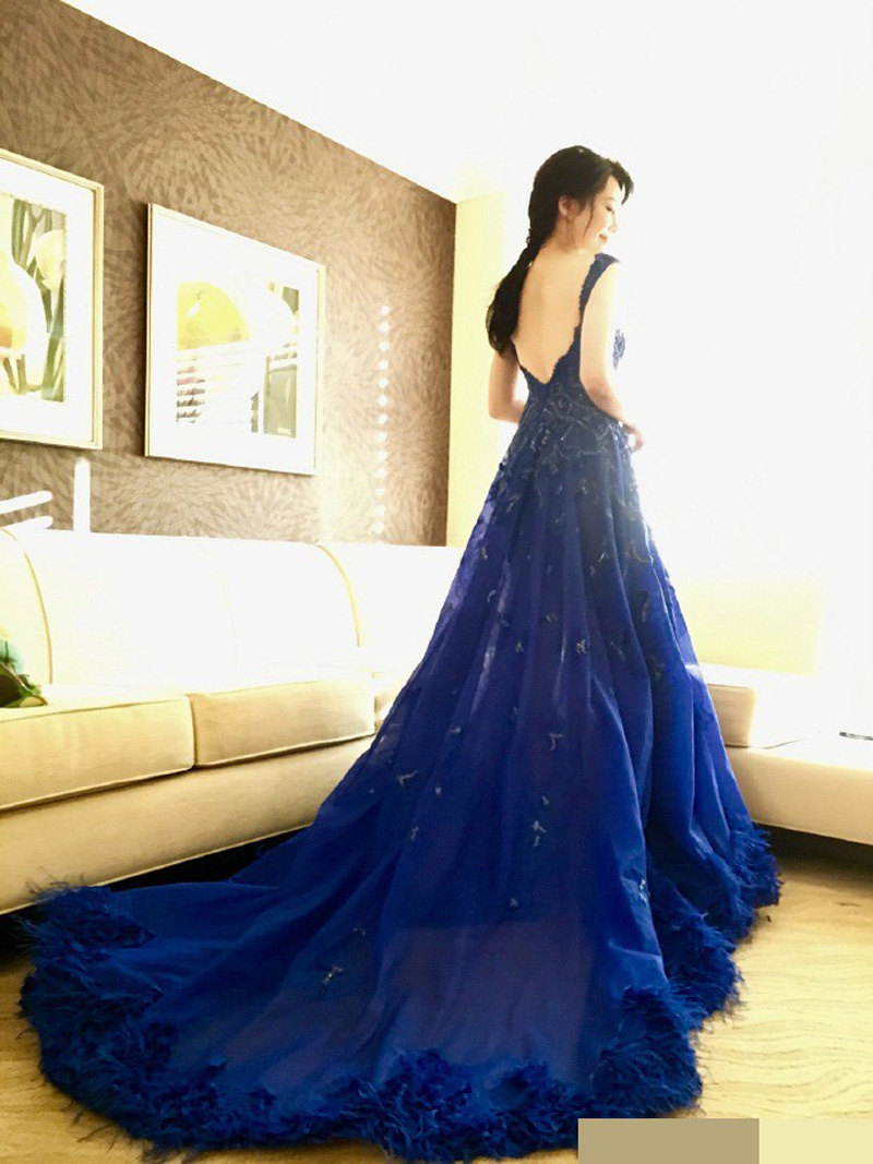 许晴着宝蓝色长裙秀裸背身材傲人很女神[2]