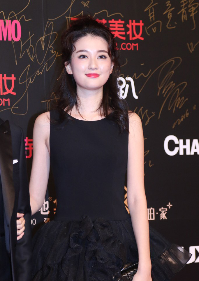 “乖乖女关关”乔欣烈焰红唇变身黑寡妇[4]