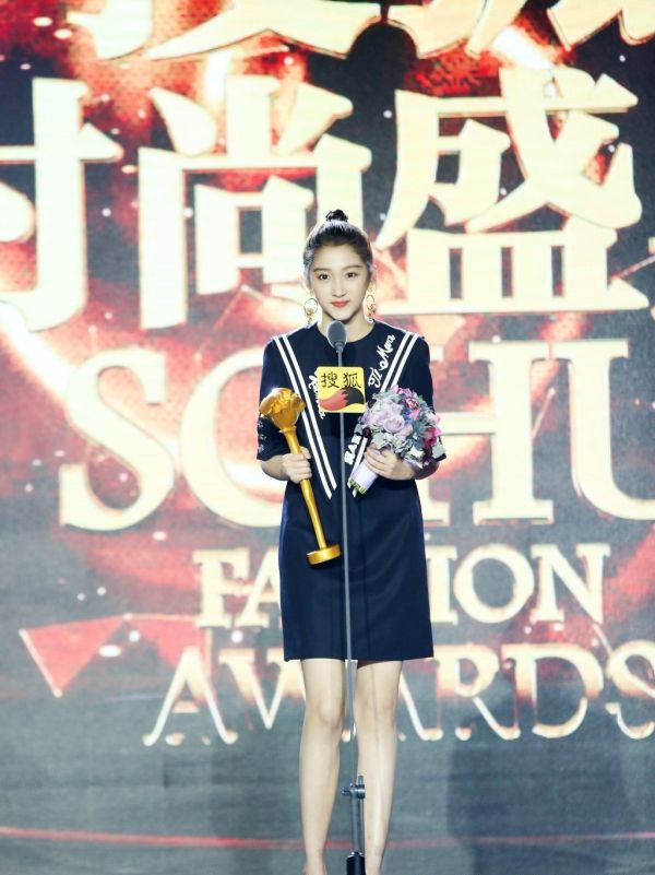 关晓彤半身裙秀长腿少女感十足惹人爱[7]