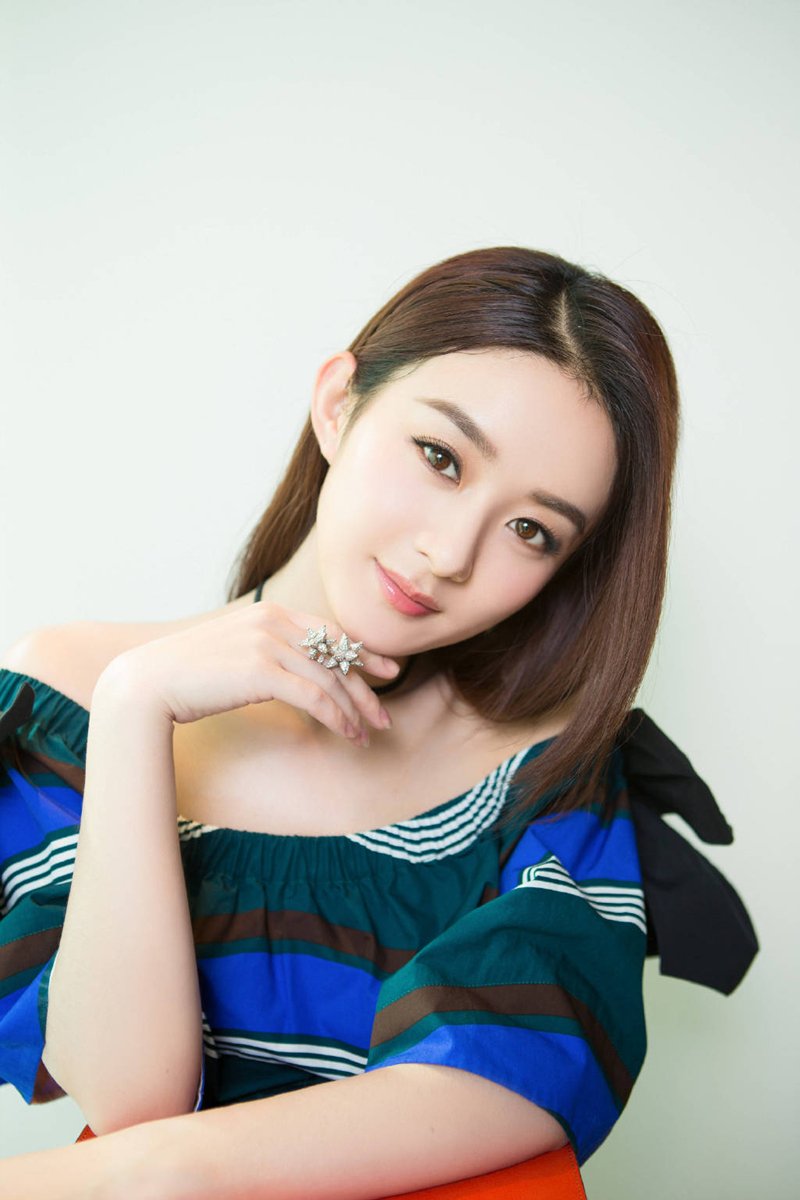 高颜值美女赵丽颖时尚穿搭甜美写真[2]