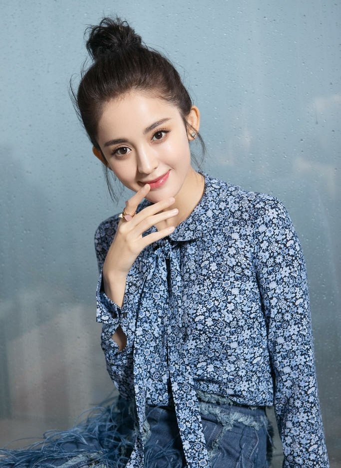 明星美女古力娜扎格子衣短裙秀纤细身材[2]