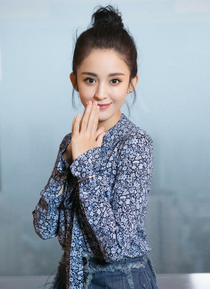 明星美女古力娜扎格子衣短裙秀纤细身材[4]
