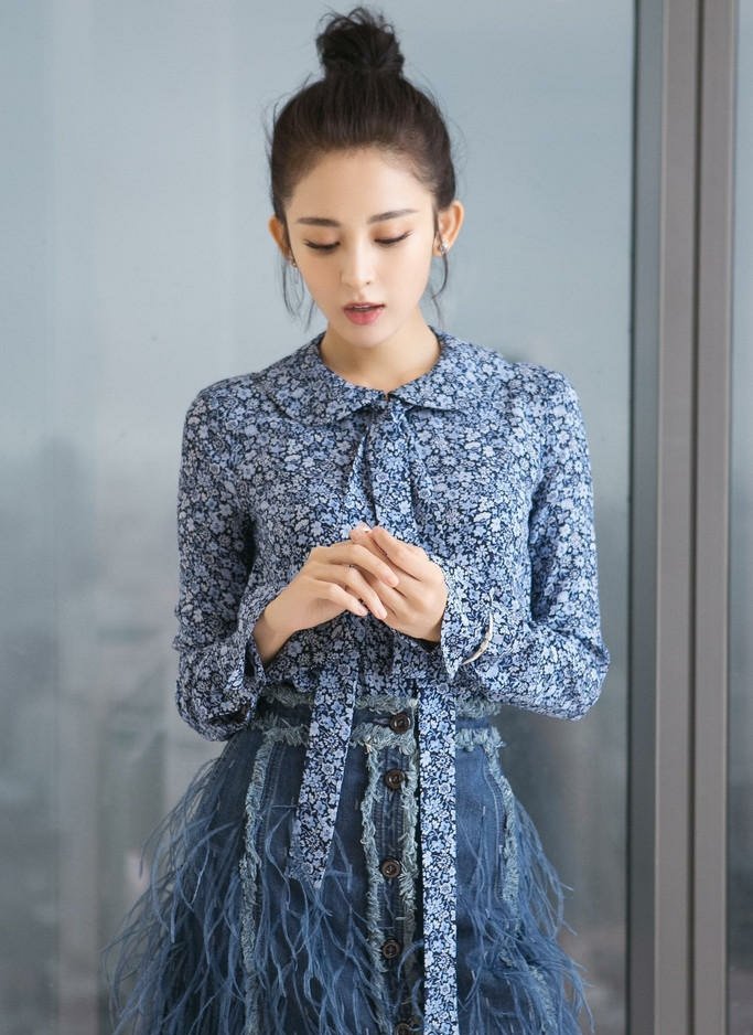明星美女古力娜扎格子衣短裙秀纤细身材[8]