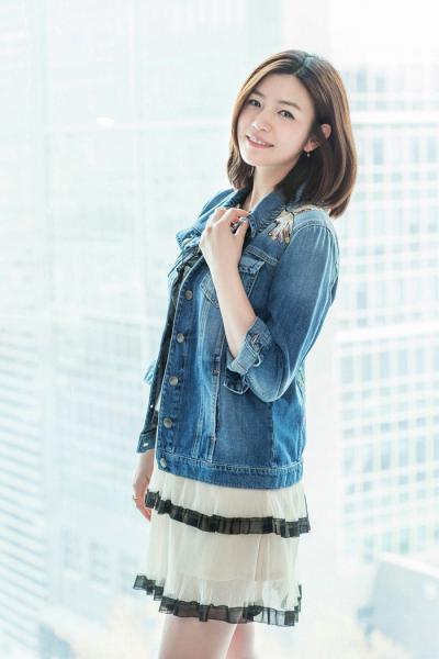 陈妍希短裙秀美腿 梨涡甜笑少女感十足