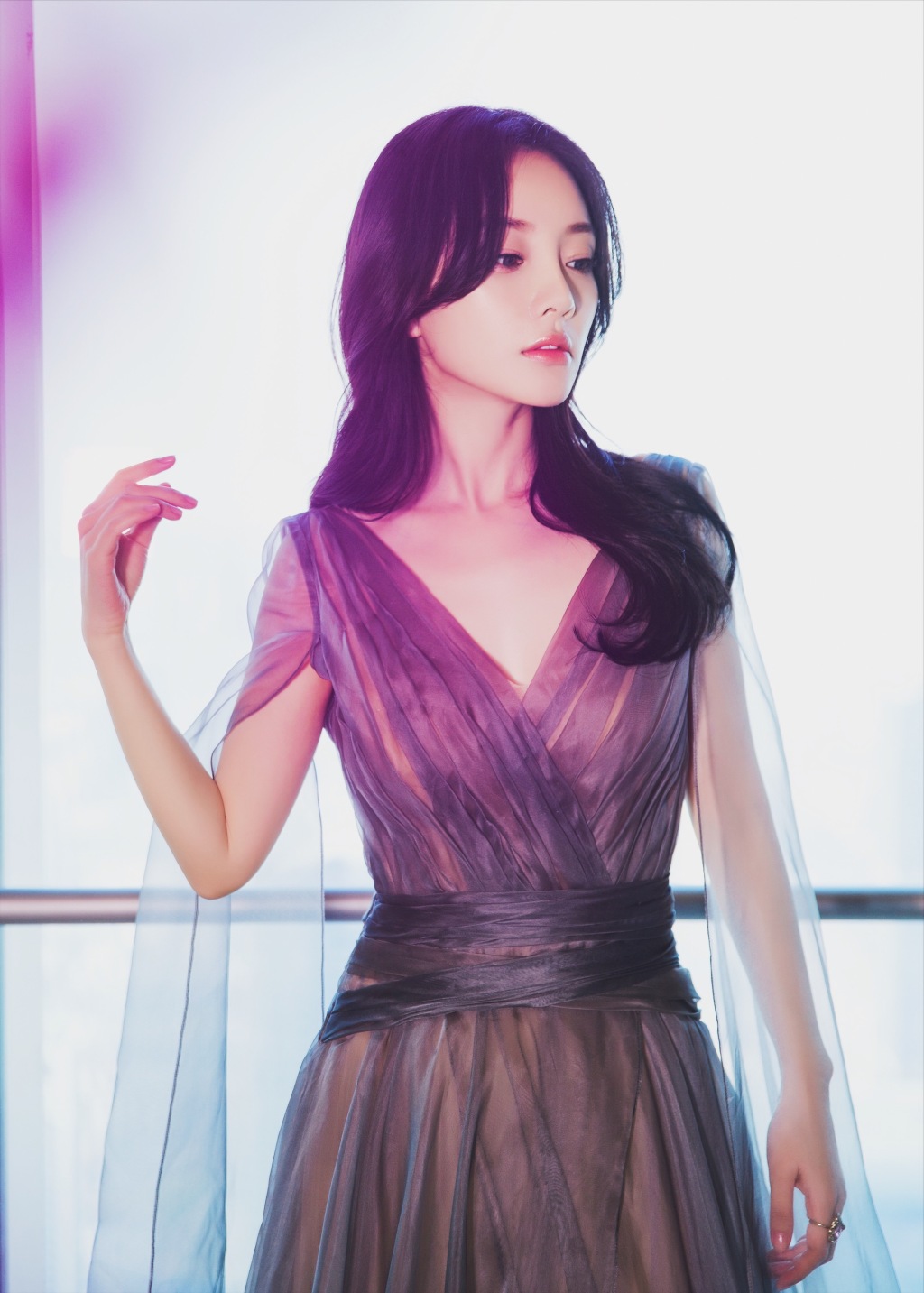 李小璐最新写真 一袭拖地纱裙衬出完美曲线[3]