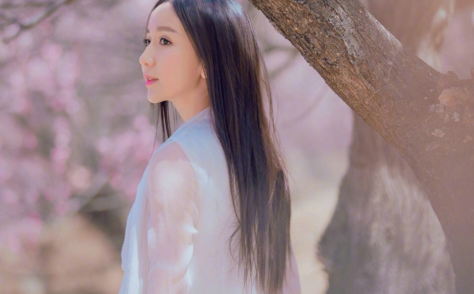 娄艺潇唯美写真 一袭白裙长发及腰画面美[4]