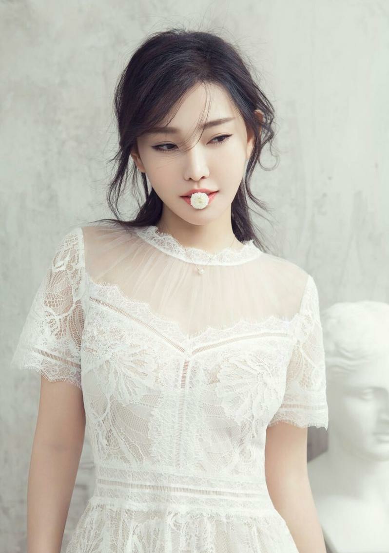 童菲烈焰红唇魅惑诱人写真 大秀白皙美背[3]
