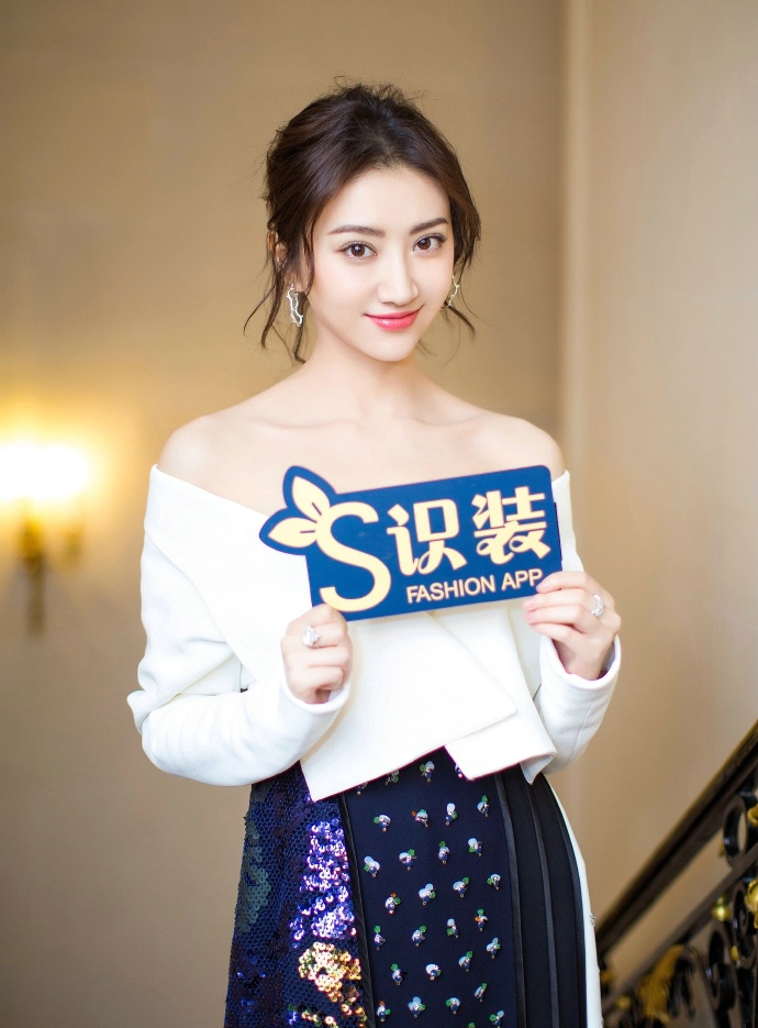 景甜低胸礼服写真香肩锁骨美极了身材完美[3]