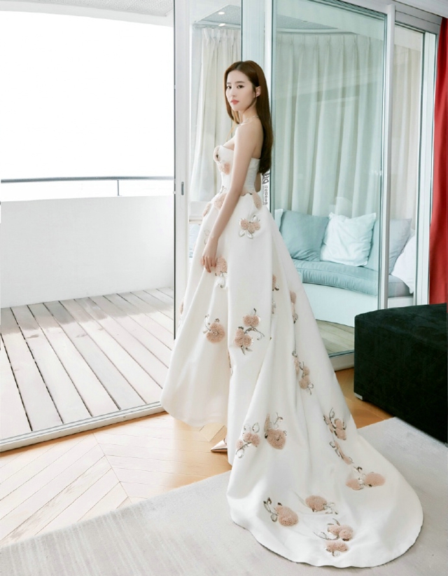 刘亦菲礼服写真[3]