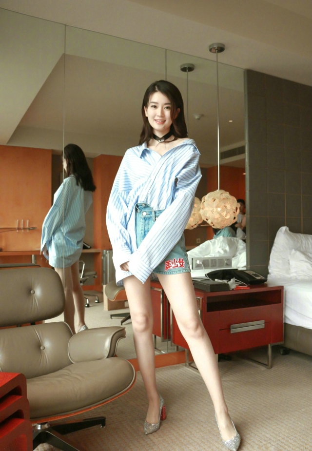 乔欣美少女牛仔裤搭配衬衣[3]