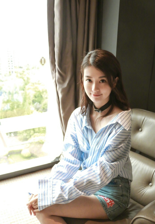 乔欣美少女牛仔裤搭配衬衣[5]