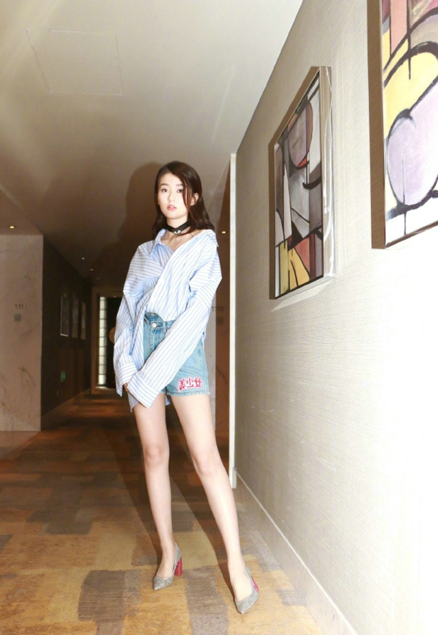 乔欣美少女牛仔裤搭配衬衣[7]