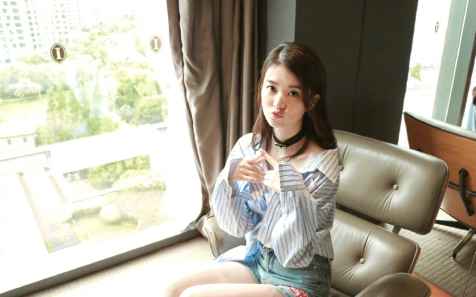 乔欣美少女牛仔裤搭配衬衣[8]
