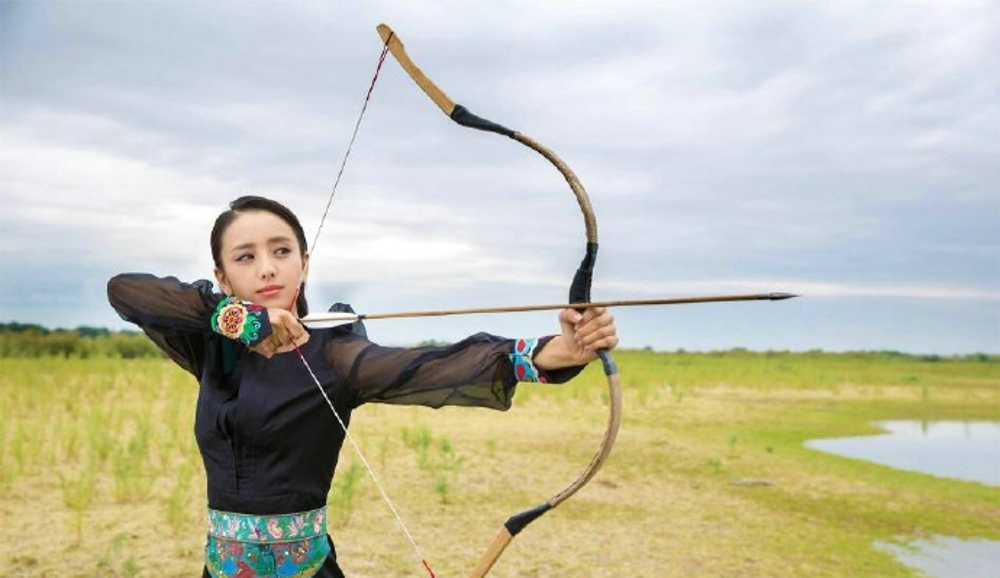 佟丽娅骑马射箭大片写真[2]