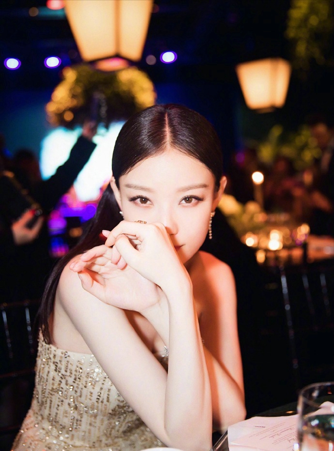 倪妮的眼睛会说话，美目流盼，浅笑嫣然[3]