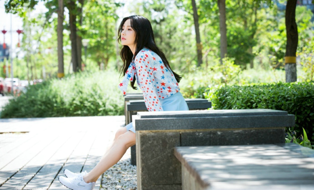 李小璐初夏温暖写真 穿上球鞋和公主裙 满满的少女心[9]
