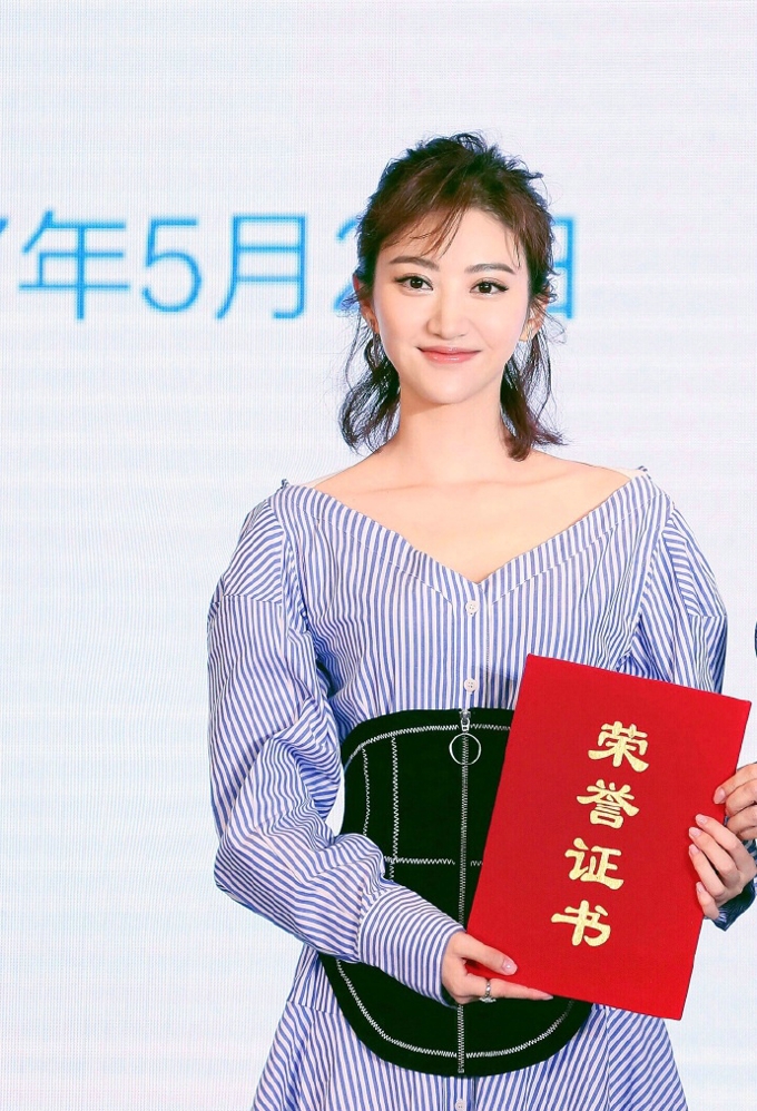景甜初夏清新搭配 条纹淑女裙更显身材美出新境界[6]