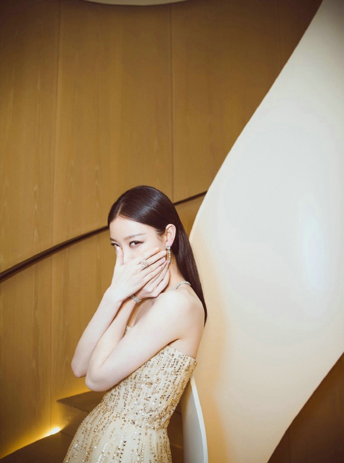 倪妮某活动惊艳出镜 每一张都美极了 最喜欢她高贵冷艳的气质[7]