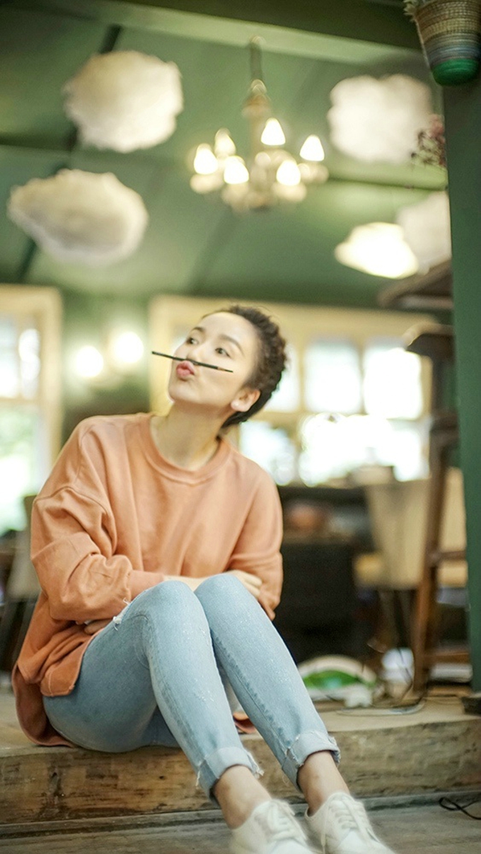娄艺潇一组扎着丸子头 充满童趣画风的写真曝光[3]
