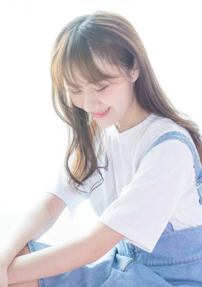 90后小花曹曦月曝写真 裸妆出镜肌肤粉嫩