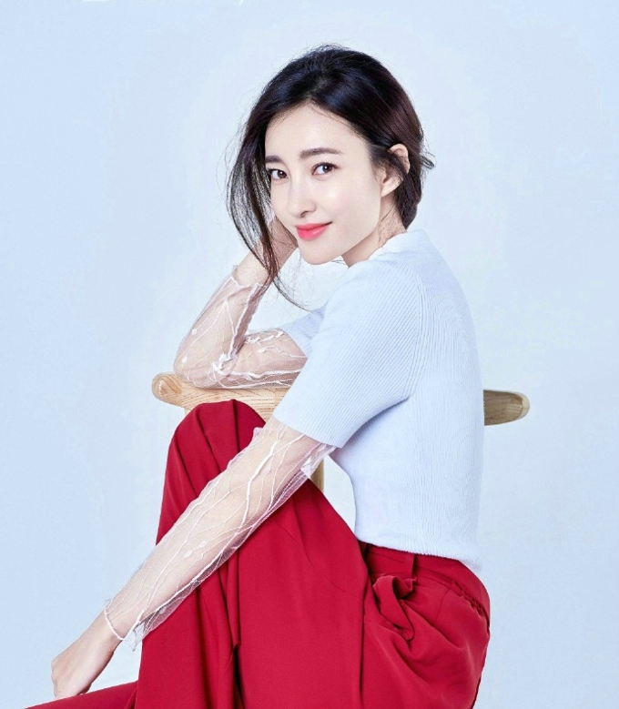 王丽坤棚拍大片 素颜女神风采照人[5]