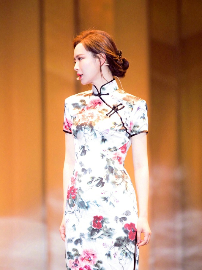舞台上的戚薇真美 不论是旗袍还是礼服都完美hold住美丽如画[2]
