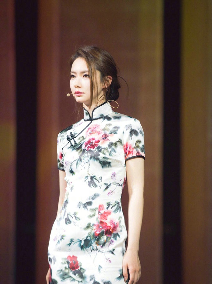 舞台上的戚薇真美 不论是旗袍还是礼服都完美hold住美丽如画[5]