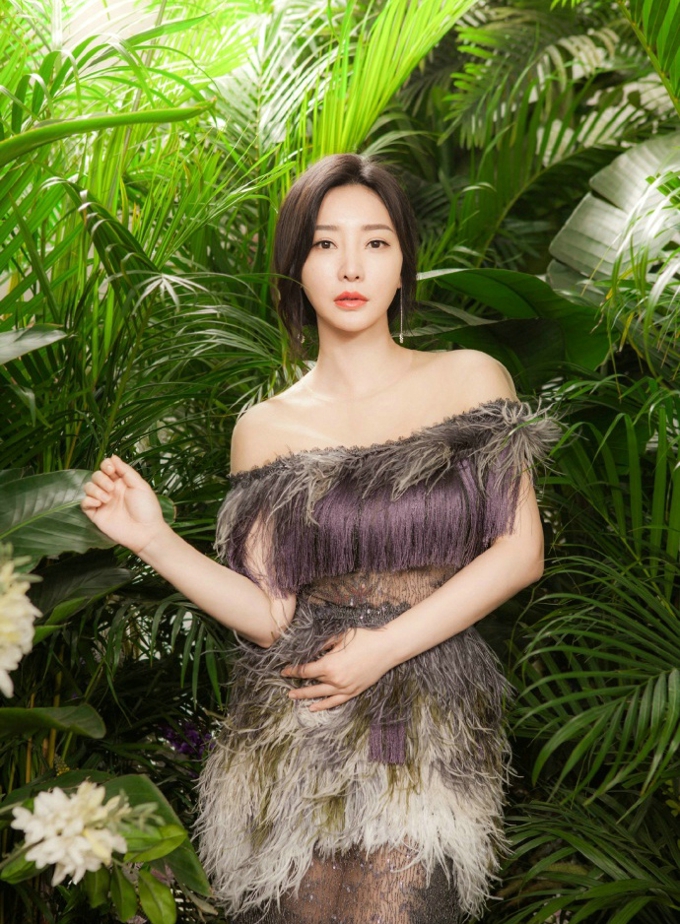 柳岩时尚画报 很清新脱俗的风格 清新中夹杂着一丝性感美的惊心动魄[5]