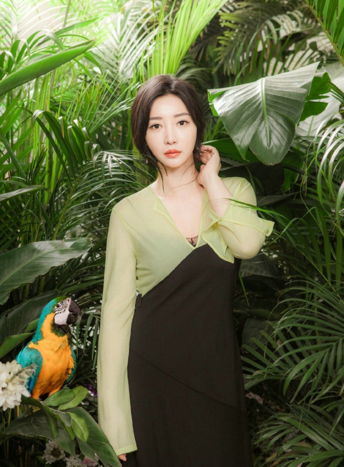 柳岩时尚画报 很清新脱俗的风格 清新中夹杂着一丝性感美的惊心动魄[6]