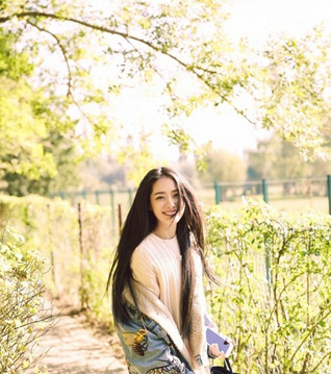 郭碧婷黑色长发美爆巴黎 纯天然秀发才是国民女神的标配[4]