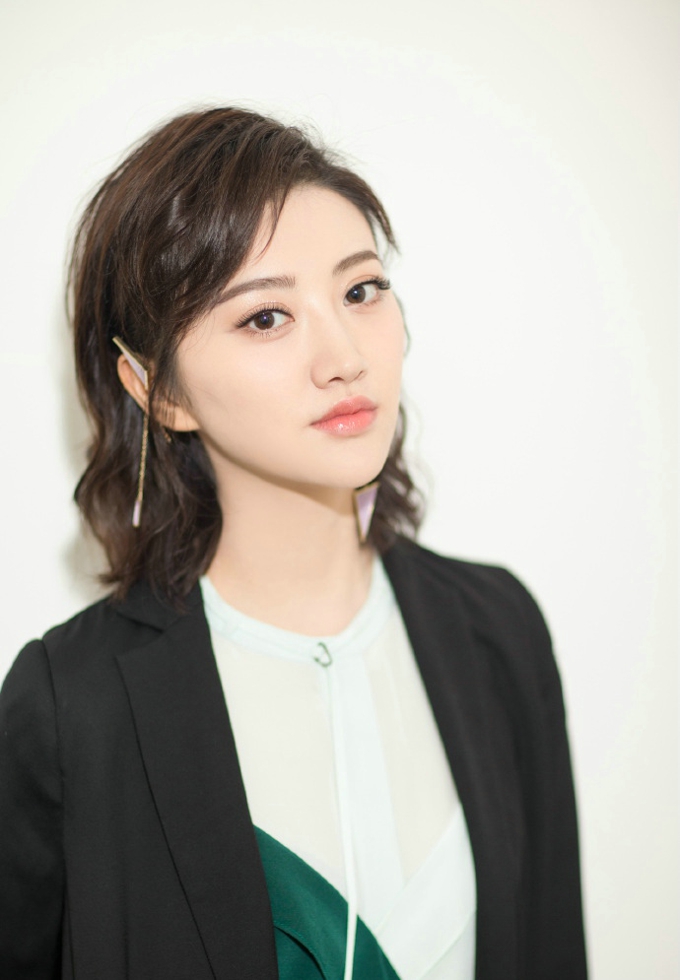 景甜出席某活动 内穿长裙搭配黑色外套优雅如女教师一般[2]