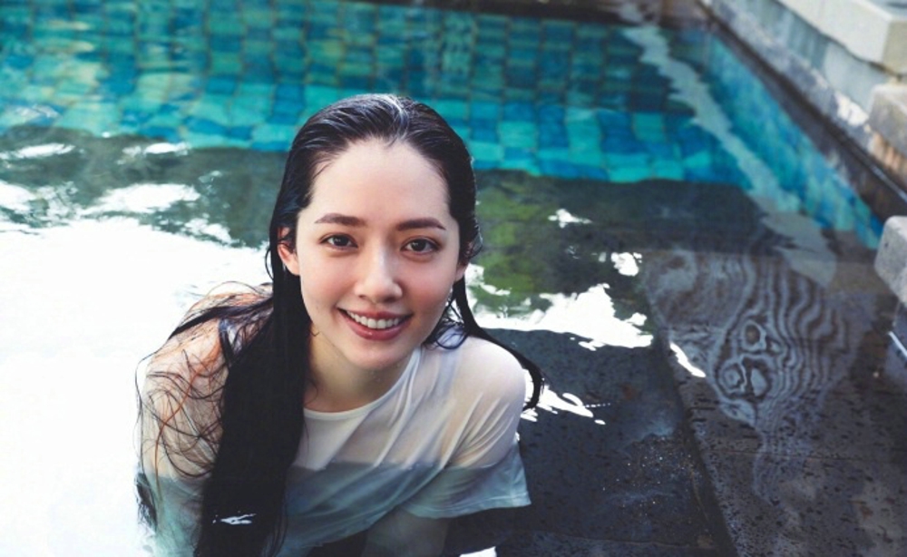 郭碧婷水中写真 优雅性感迷人[2]