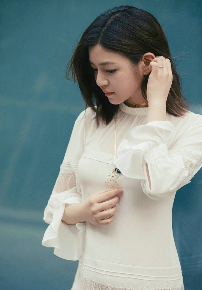 陈妍希曝光一组夏日街拍 尽显温婉好气质[3]