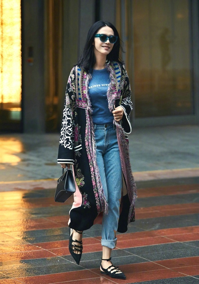 姚晨 曝光一组时尚街拍大片 驾驭多种不同风格的印花元素 演绎当代女性的多面魅力[2]