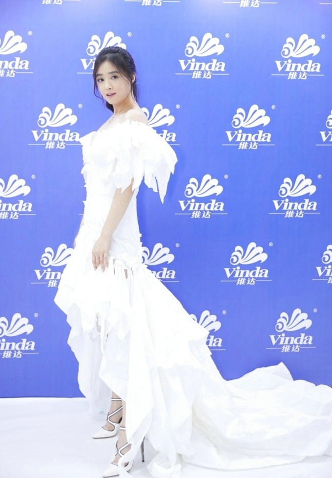 蒋欣出席某活动 身着白色拖地长裙身材曲线火辣[3]