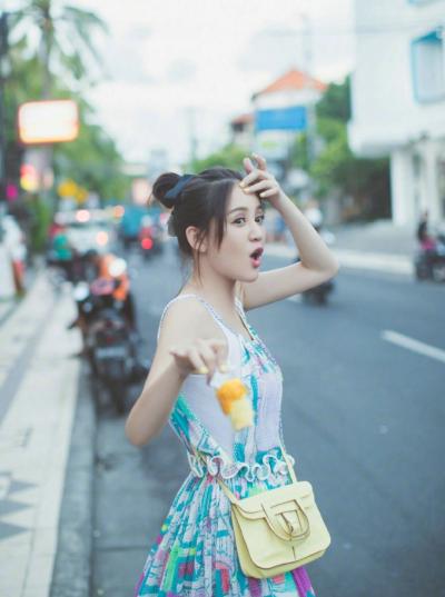 陈乔恩清凉一夏 街头气质写真